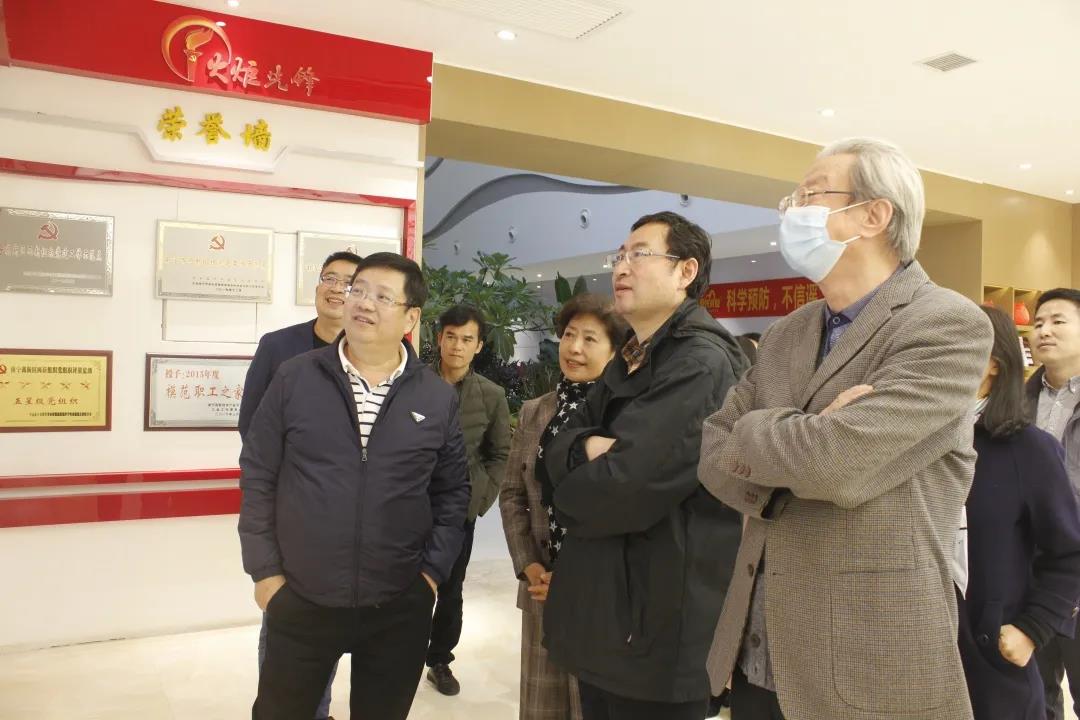国际乳品联合会（IDF）中国国家委员会名誉主席宋昆冈率评审专家组一行莅临皇氏集团参观指导