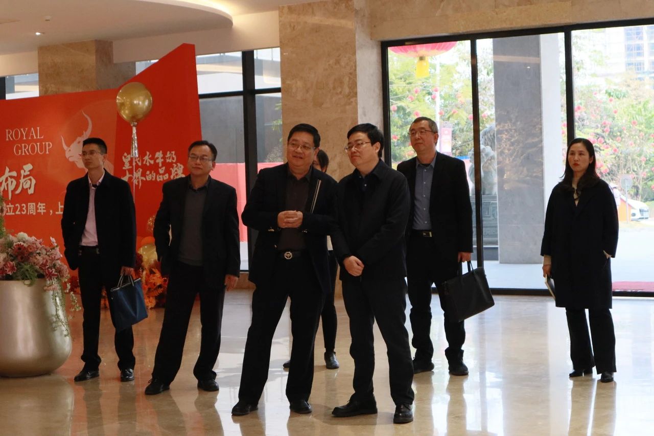 中国邮政储蓄银行广西区分行党委书记、行长曾创新到皇氏集团调研指导