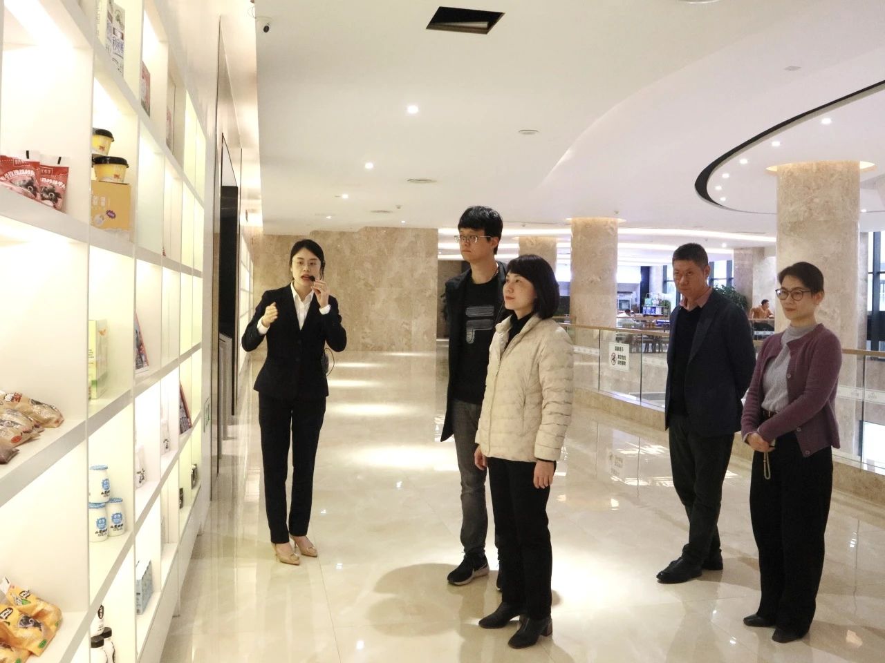 南宁市工业和信息化局局长张丽到皇氏集团调研